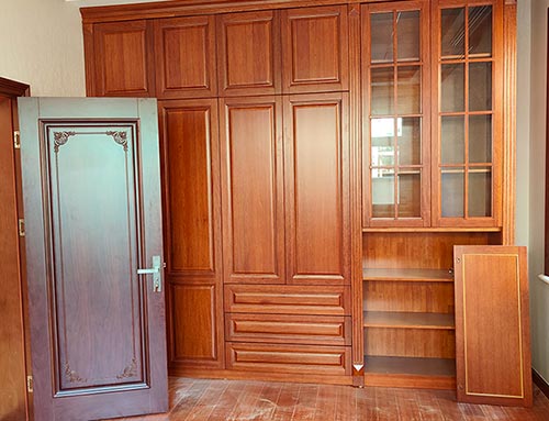 清苑中式家庭装修里定制的实木衣柜效果图